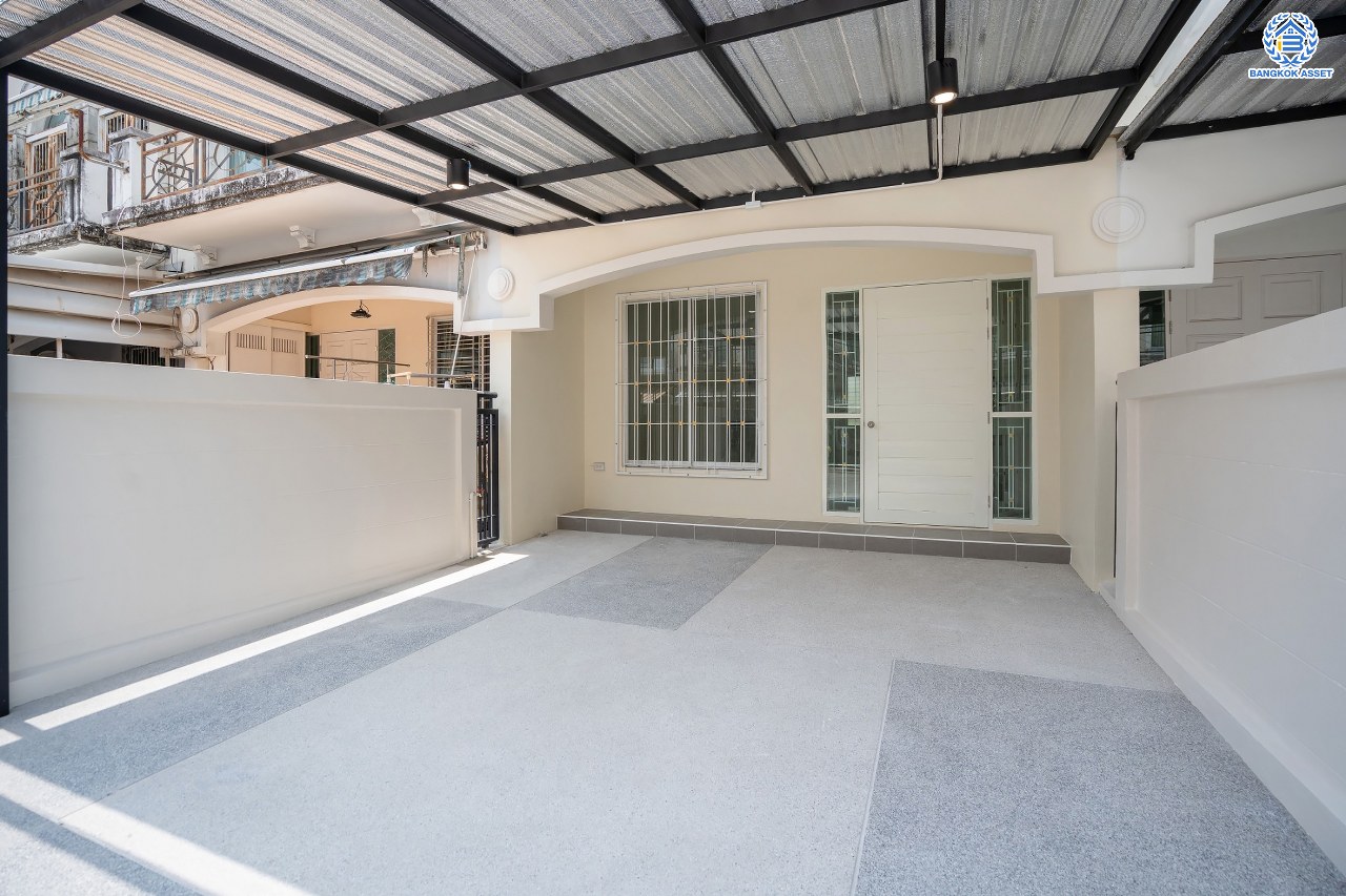 บ้านมือสองตกแต่งใหม่ โครงการ บ้านกลางเมืองสวิสทาวน์ เกษตร-นวมินทร์ แบรนด์ AP เนื้อที่ 20 ตร.ว. ฟังก์ชัน 3 ห้องนอน 3 ห้องน้ำ จอดรถได้ 2 คัน สภาพแวดล้อมเยี่ยม เชื่อมต่อ ถ.พหลโยธิน, ถ.เกษตร-นวมินทร์ ใกล้ ม.เกษตร, รถไฟฟ้าสายสีเขียว "สถานีมหาวิทยาลัยเกษตรศาสตร์" และทางด่วน "รามอินทรา-อาจณรงค์"